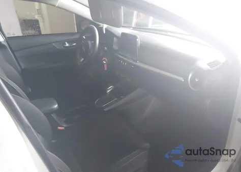 2021 Kia Forte Lxs z USA, uszkodzony, nr VIN 3KPF24AD1ME291652